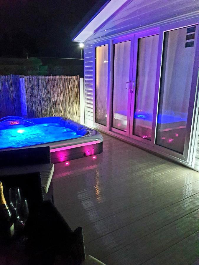 Premium Accommodation With Luxury Hot-Tub And Decking Area, Near Fantasy Island Ingoldmells Exterior foto