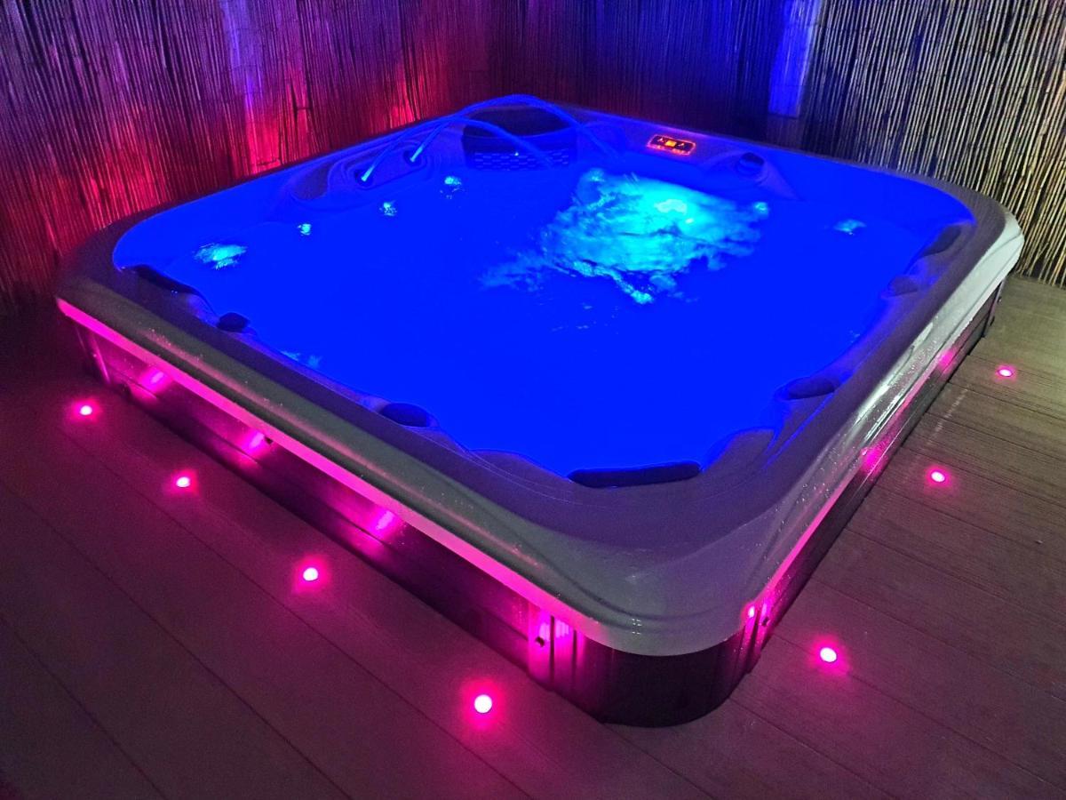 Premium Accommodation With Luxury Hot-Tub And Decking Area, Near Fantasy Island Ingoldmells Exterior foto
