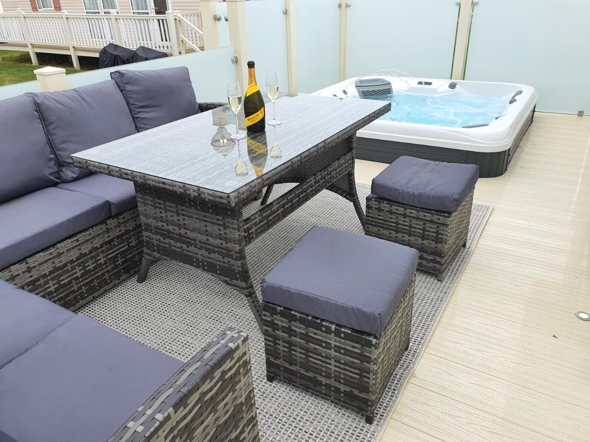 Premium Accommodation With Luxury Hot-Tub And Decking Area, Near Fantasy Island Ingoldmells Exterior foto