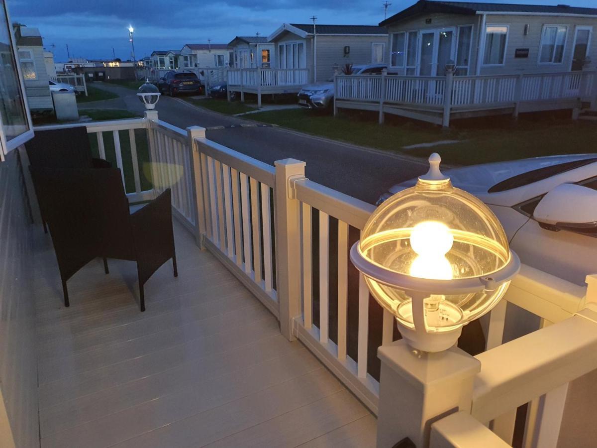 Premium Accommodation With Luxury Hot-Tub And Decking Area, Near Fantasy Island Ingoldmells Exterior foto